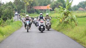 Dengan Naik Motor, Bupati Pamekasan Memastikan 40 Kilometer Ruas Jalan Sudah Selesai Digarap