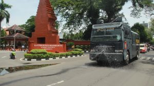 Mencegah Penyebaran Covid – 19, Polresta Mojokerto Melaksanakan Patroli Dan Penyemprotan Desinfektan