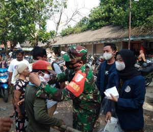 Bersama Mahasiswa Unair Surabaya, Koramil 0826/01 Pamekasan Sosialisasi Prokes dan Bagikan 620 Masker Gratis Di Pasar