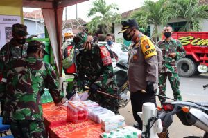 Dandim 0826 Bersama Kapolres Pamekasan Bagikan Ribuan Masker Gratis Di Pasar Blumbungan