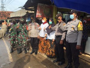 Polsek Proppo Bagikan Masker Gratis Di Pasar Nagguan