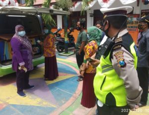 Warga Pamekasan Perpanjang Pajak Kendaraan Di Posko Polantas Bina Desa Bangkit Semeru