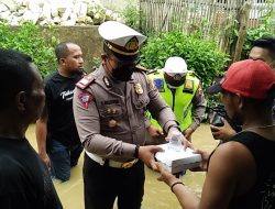 Satlantas Polres Sampang Bagi-Bagi Nasi Kotak Bagi Warga Terdampak Bajir di Sampang Madura