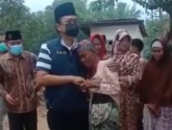 Viral Bupati Pamekasan Baddrut Tamam Kunjungi Seorang Nenek yang Rumahnya Diterjang Angin dan Hujan Deras