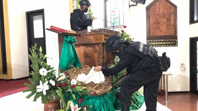 Menjelang Malam Natal, Tim Jibon Sub Subden 3 Detasemen A Polda Jatim Sterilisasi Gereja Pamekasan