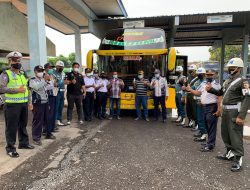 Jelang Nataru, Polresta Banyuwangi Bersama Dishub Lakukan Tes Urine Para Sopir Angkutan Umum