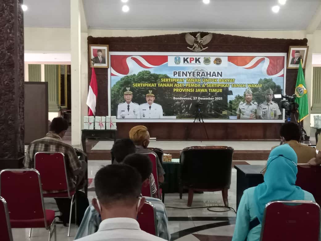 Penyerahan Sertifikat Tanah