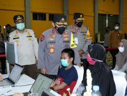 Tinjau Vaksinasi Serentak di 34 Provinsi, Kapolri: Lebih Baik Kumpul Keluarga di Rumah saat Tahun Baru
