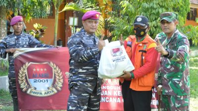 Foto : penyerahan batuan secara simbolis