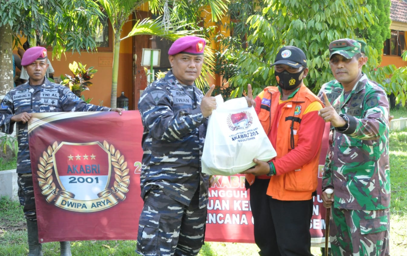 Foto : penyerahan batuan secara simbolis