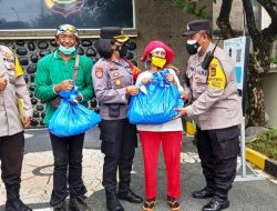 Kapolsek Kuta Polresta Denpasar Serahkan Bantuan Paket Sembako Kepada Petugas Kebersihan Wujud Peduli Sesama