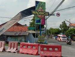 Awas, Papan Reklame di Jalan Diponegoro Sampang Ancam Keselamatan Pengguna Jalan