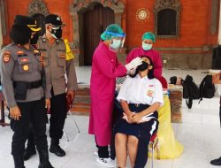 Kapolsek Kuta Polresta Denpasar Pantau Kegiatan Swab PCR Siswa Ingatkan Tetap Patuhi Protokol Kesehatan