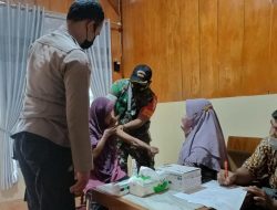 TNI Polri Kawal Vaksinasi Door To Door di Desa Gondoruso Lumajang