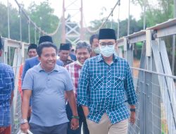 Bupati Pamekasan,  Baddrut Tamam Mengecek Langsung Progres Pembangunan Jembatan Gantung Di Desa Jambringin Proppo