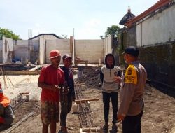 Bhabin  Seminyak Sambangi Pekerja Bangunan Ingatkan Selalu Taat Prokes