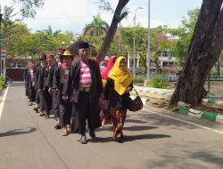 Pakai Baju Adat Madura, Guru SDN Jungcangcang 1 di Promosikan Menjadi Kepala SDN Bugih 5 Pamekasan