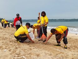 Peduli Lingkungan, Kapolsek Kuta Pimpin Aksi Bersih Pantai Di Kedonganan 