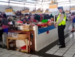 Sampaikan Ketaatan Prokes, Polsek Densel Gelar Ops Yustisi Di Pasar 
