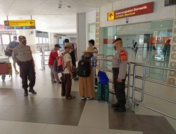 Antisipasi Pelanggaran Prokes, Personil Polsek Udara Pengawasan Ketat Terhadap Penumpang Di Bandara Ngurah Rai