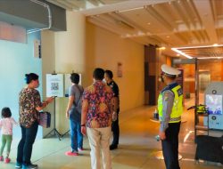 Sebelum Masuk Hotel Personil Polsek Udara Wajibkan PPLN Scan Barcode Aplikasi Karantina Presisi