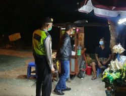 Sambangi Warga Yang Nongkrong Hingga Dini Hari, Personil Polsek Densel Sampaikan Imbauan Ketaatan Prokes 