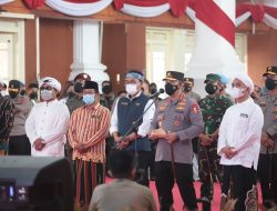 Tinjau Langsung Pelaksanaan Vaksinasi Serentak di Pamekasan, Kapolri Mendapat Dukungan Kyai dan Pengasuh Pondok Pesantren