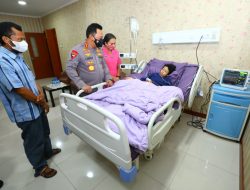 Penuhi Janji, Kapolri Jenguk Sinta Aulia Anak yang Sakit Tumor Kaki