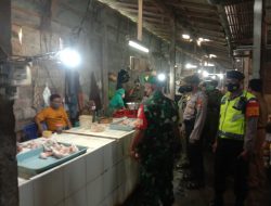 Cegah Penyebaran Covid-19 Varian Omicron Personil Polsek Kuta Gabung Inkait Ingatkan Warga Pasar