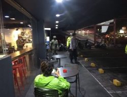 Sambangi Angkringan Personil Polsek Kuta Ingatkan Pengelola Terkait Protokol Kesehatan Dan Jam Operasional