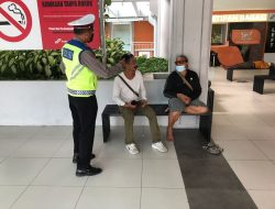 Mengabaikan Prokes, Personil Polsek Udara Tegur Pengguna Jasa Bandara