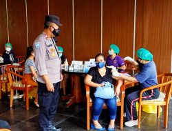 Pastikan Berjalan Lancar Kapolsek Kuta Sambangi Kegiatan Vaksin Covid-19 Masyarakat Legian