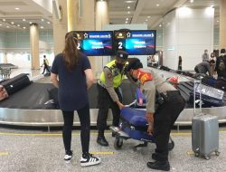Berikan Pelayanan Prima Personil Polsek Udara Bantu Angkat Bagasi Penumpang PPLN 