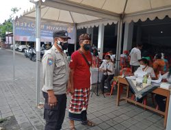 Pastikan Keamanan Bhabinkamtibmas Polsek Denpasar Barat Jaga Atensi Kegiatan Vaksin Booster
