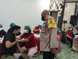 Bhabinkamtibmas Kelurahan Tuban Polsek Kuta Lakukan Pengamanan Dan Pengawasan Prokes Kegiatan Vaksin Booster