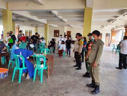 Bhabinkamtibmas Kelurahan Kuta Gabung Babinsa Pengamanan Dan Pengawasan Prokes Vaksin Booster Warga