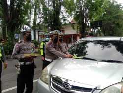 Satlantas Bondowoso Tandai Janur Kuning Kepada Pelanggar Lalu Lintas