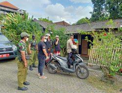 Pastikan Rumah Warga Aman Ditinggal Mudik, Bhabinkamtibmas Kelurahan Polsek Kuta Gabung Linmas Lakukan Pengecekan