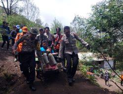 Polres Bondowoso dan Tim Evakuasi Temukan Pendaki Gunung Ijen yang Hilang Dalam Kondisi Selamat