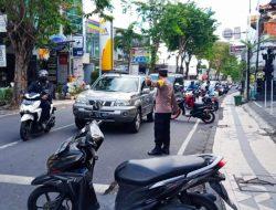 Ciptakan Suasana Aman Pasar Tradisional Personil Bhabinkamtibmas Kelurahan Lakukan Pengaturan Lalin Serta Pemantauan