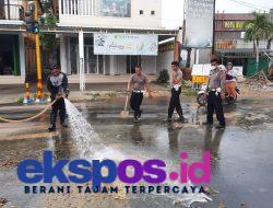 Antisipasi Kecelakaan di Jalan Sat Lantas Polres Sampang dan DLH Bersihkan Jalan Yang Penuh Kotoran Material Tanah
