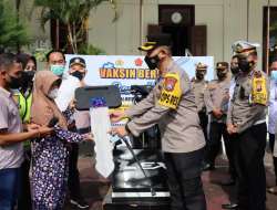 Kapolres Bondowoso Serahkan Hadiah Sepeda Motor pada Pemenang Vaksinasi Berkah