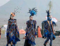 Gebyar Batik Pamekasan 2022 di Gunung Bromo Spektakuler, Suguhkan Keindahan Busana Fashion Batik Lokal untuk Dunia