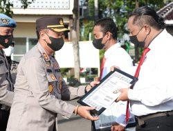 Polres Sampang Berikan Reward 16 Anggota Berprestasi dan Punishment 10 anggota Polres Sampang