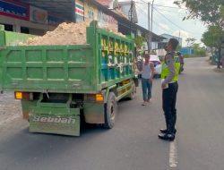 Pelanggaran Kasat Mata Satlantas Tilang Kendaraan dump truk Bermuatan Matrial