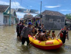 Polres Probolinggo Gunakan Perahu Karet Bantu Evakuasi Warga Terdampak Banjir Rob