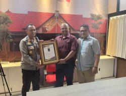 Di Saat Ramai Didemo Kapolres Sampang AKBP Arman Dapat Penghargaan dari (FKA UKW)