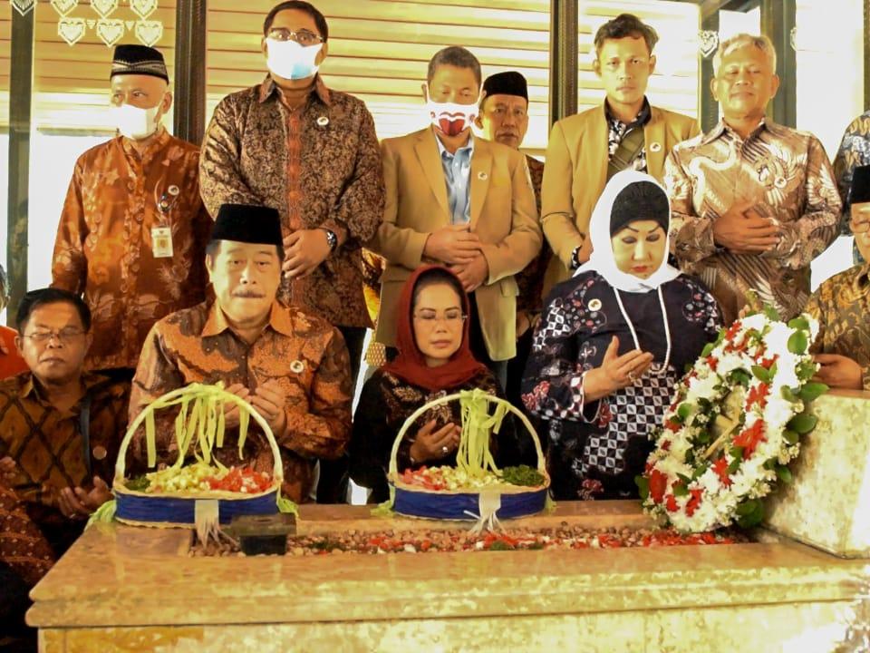 Awali Rangkaian Harkopnas ke-75, Dekopin Lakukan Ziarah ke Makam Bung Hatta