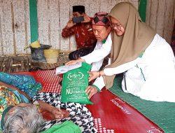Bantuan Sosial Untuk Lansia Lumpuh di Desa Kacok Terus Berdatangan, Kali ini LAZISNU Pamekasan