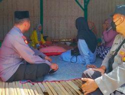 Kapolsek Palengaan Serahkan Bantuan Sosial dari Kapolres Pamekasan Kepada Lansia Lumpuh di Desa Kacok